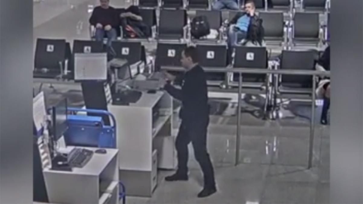 У Росії чоловік влаштував бунт в аеропорту, бо запізнився на рейс: відео