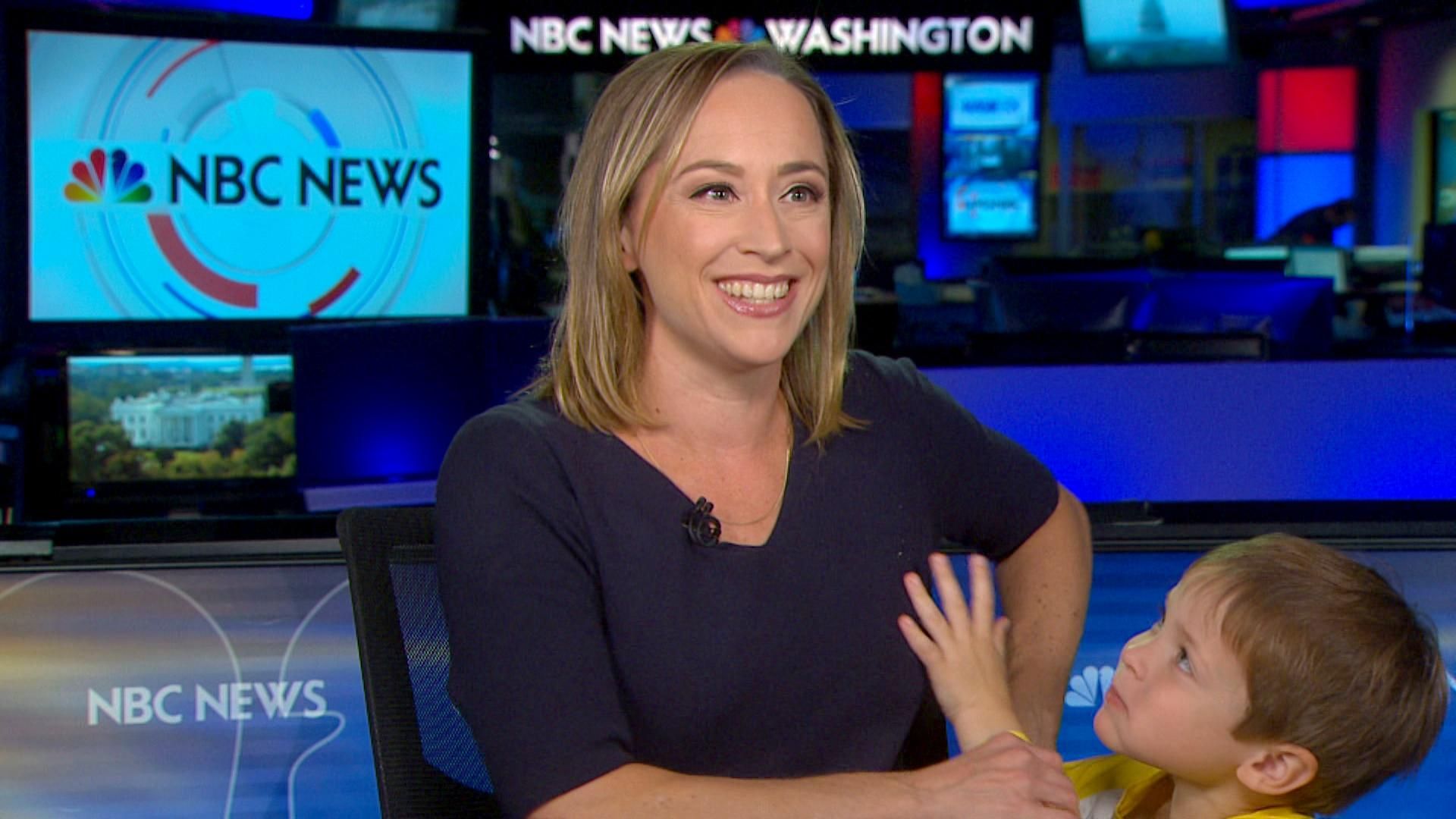 Малыш во время прямого эфира ворвался к матери-ведущей: смешное видео Малыш во время прямого эфира ворвался к матери-ведущей: смешное видео