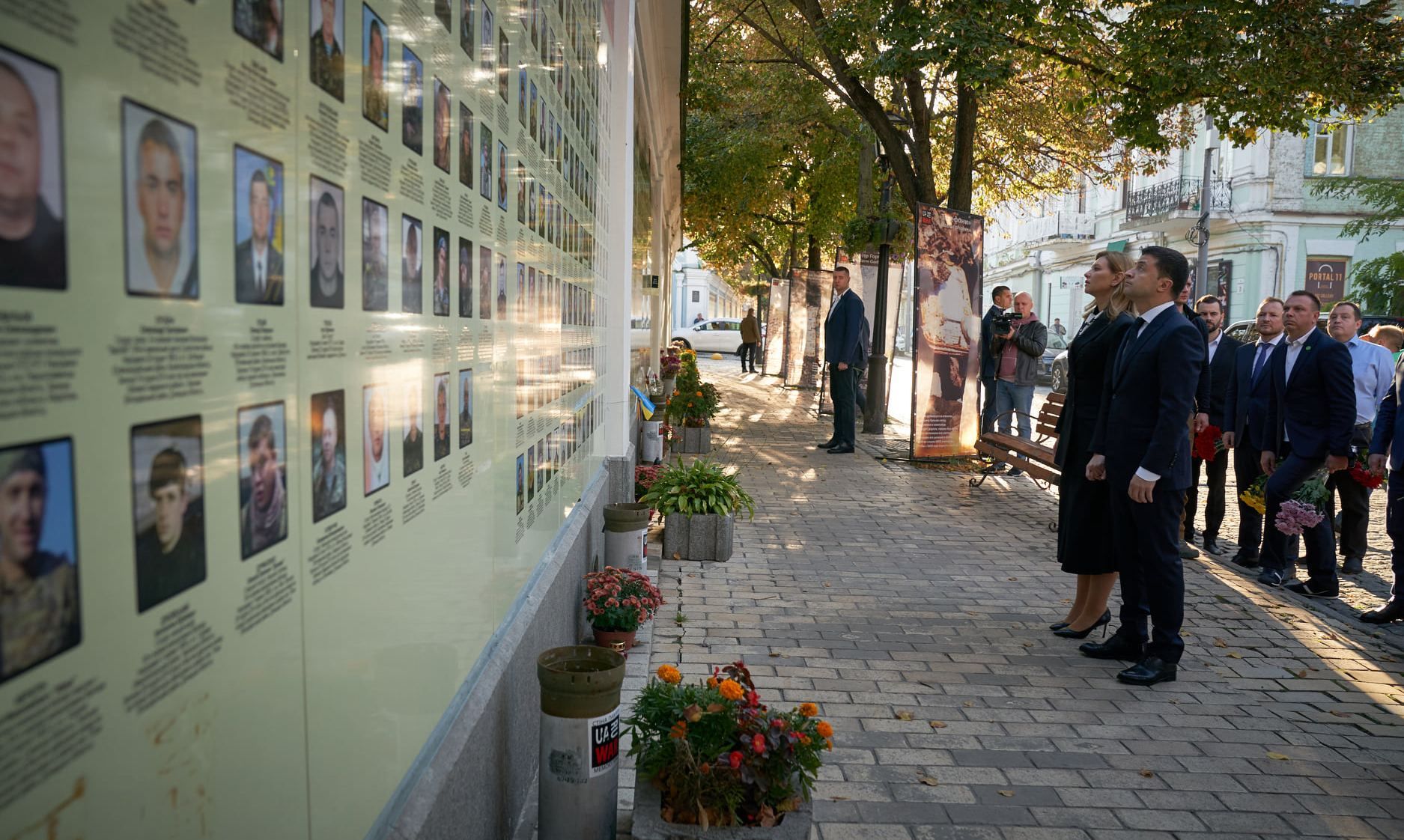 Зеленський з дружиною Оленою вшанували загиблих захисників України: фото
