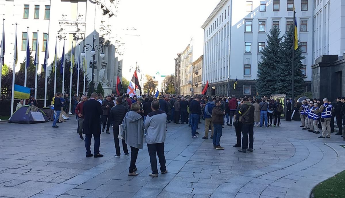 Під Офісом Президента розпочався мітинг через розведення військ на Донбасі: фото Під Офісом Президента розпочався мітинг через розведення військ на Донбасі: фото