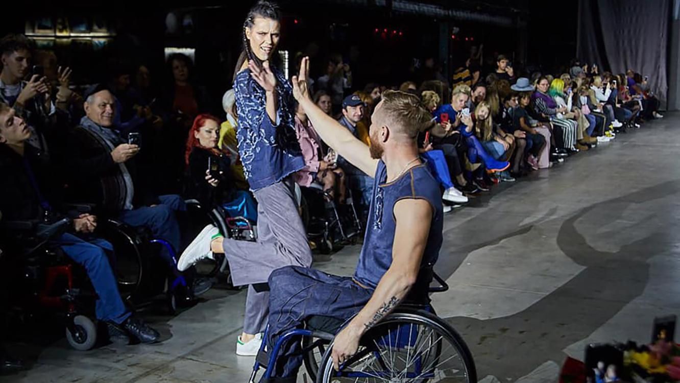 Люди на інвалідних візках підкорили подіум у Харкові: яскраві фото та відео