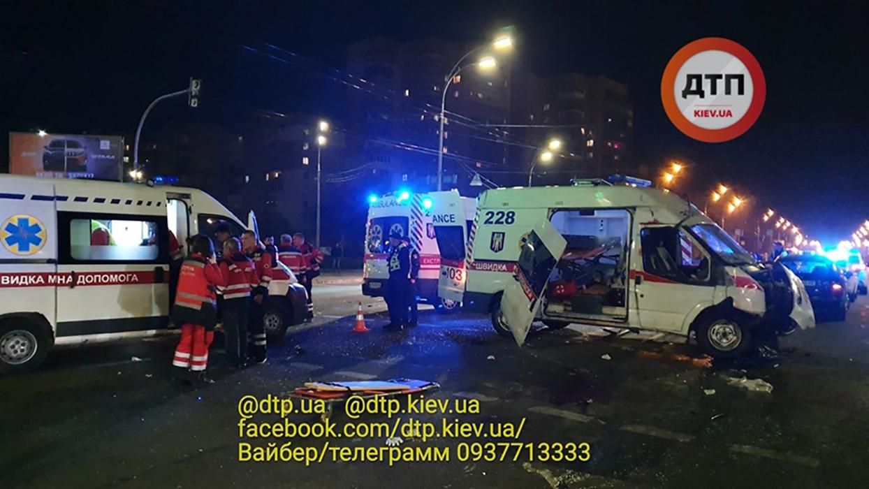 Появилось видео ужасного ДТП в Киеве с машиной скорой помощи