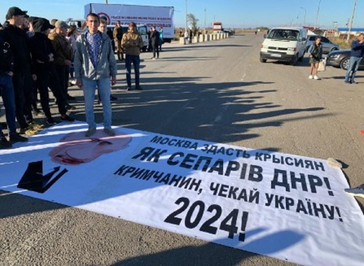 Сначала Крым, потом Донбасс: на админгранице с аннексированным полуостровом прошел пикет – фото Сначала Крым, потом Донбасс: на админгранице с аннексированным полуостровом прошел пикет – фото
