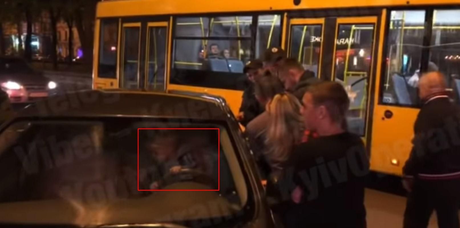 У Києві батько залишив дворічного малюка в автомобілі: дитину рятували перехожі – фото, відео