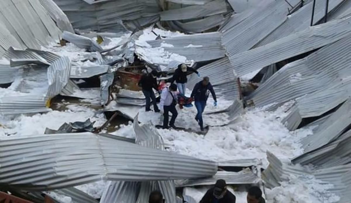 Момент смертельного обвалення даху під час релігійної служби у Перу потрапив на відео Момент смертельного обвалення даху під час релігійної служби у Перу потрапив на відео