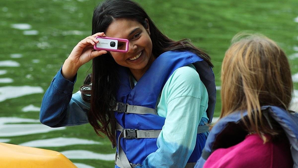 Canon выпустила миниатюрную камеру-брелок: как она выглядит Canon выпустила миниатюрную камеру-брелок: как она выглядит