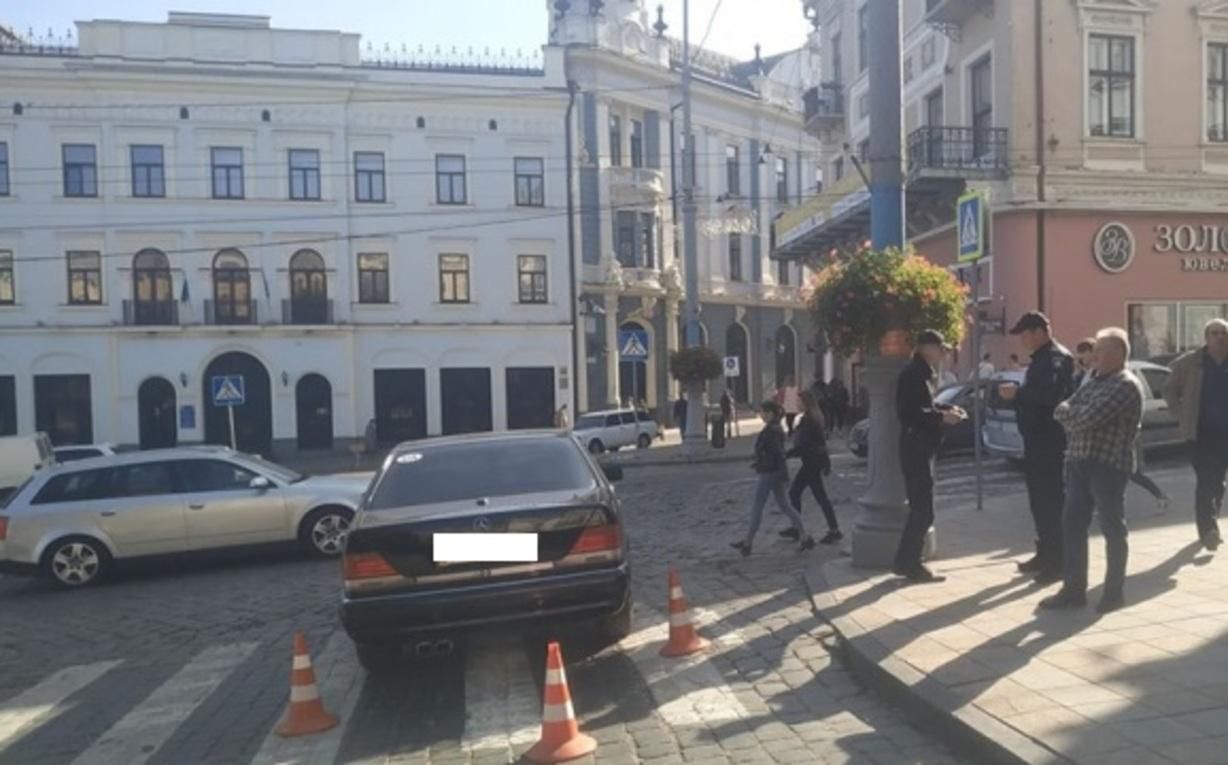 Авто мерії у Чернівцях збило на переході пенсіонерку Авто мерії у Чернівцях збило на переході пенсіонерку