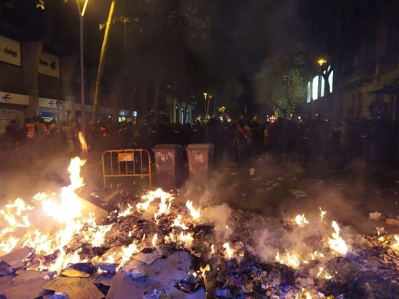Протесты в Барселоне переросли в массовые беспорядки с баррикадами и пожарами: фото и видео