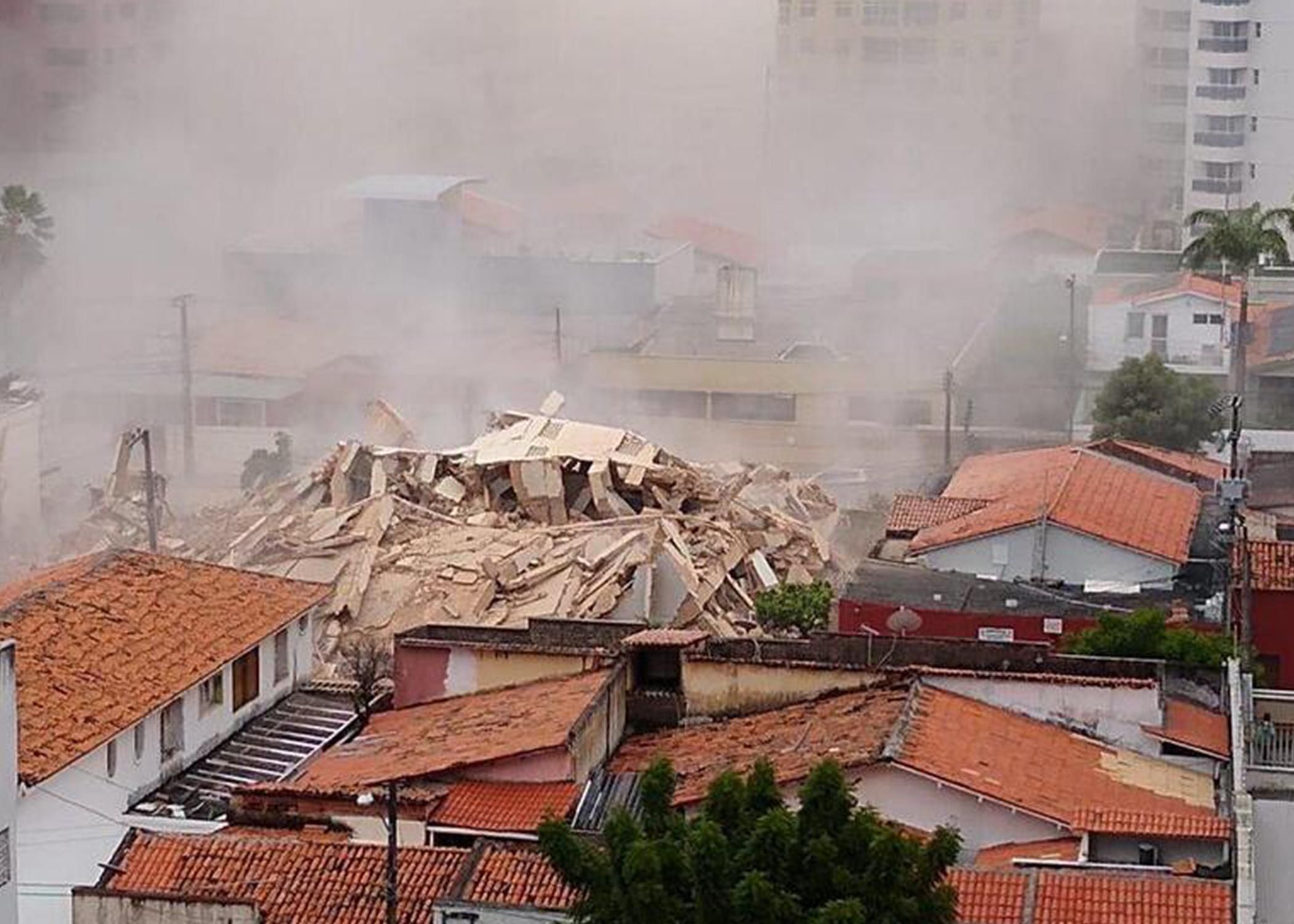 Многоэтажка с людьми обвалилась в Бразилии: ужасные фото и видео Многоэтажка с людьми обвалилась в Бразилии: ужасные фото и видео