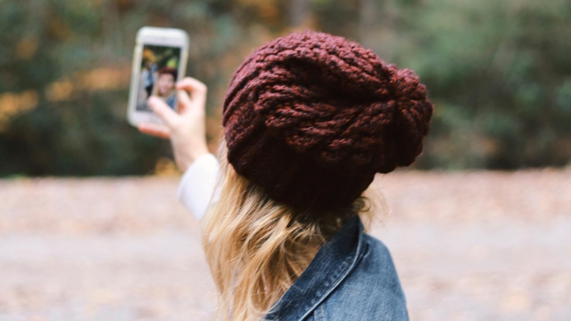 Зловмисник знайшов дівчину за відображенням в очах на селфі Зловмисник знайшов дівчину за відображенням в очах на селфі