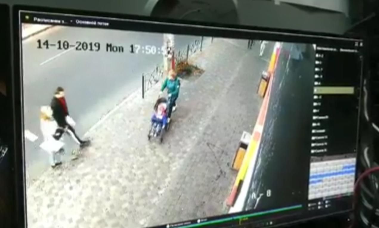 В Черкассах на переходе сбили бабушку с двухлетним ребенком в коляске: видео