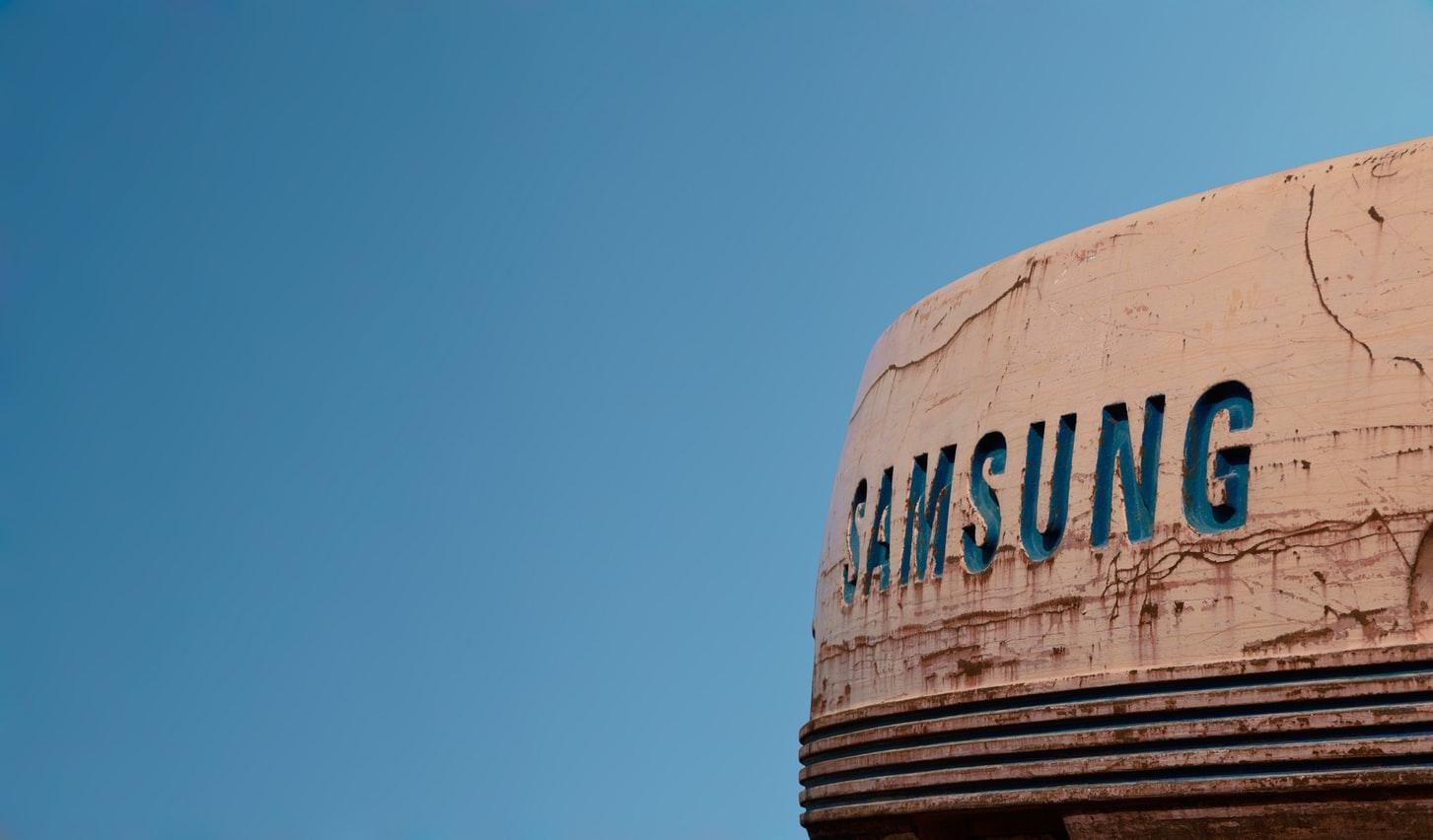 Виріз навпаки: Samsung запатентувала дивний смартфон – знімок
