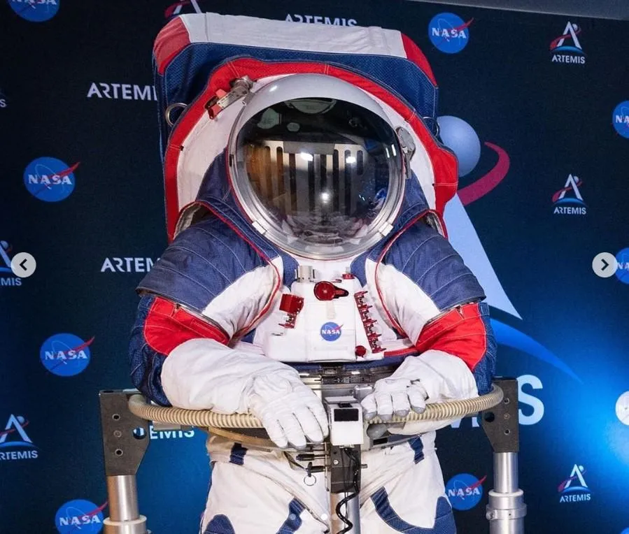 У NASA показали нові скафандри для польотів на Місяць і Марс У NASA показали нові скафандри для польотів на Місяць і Марс