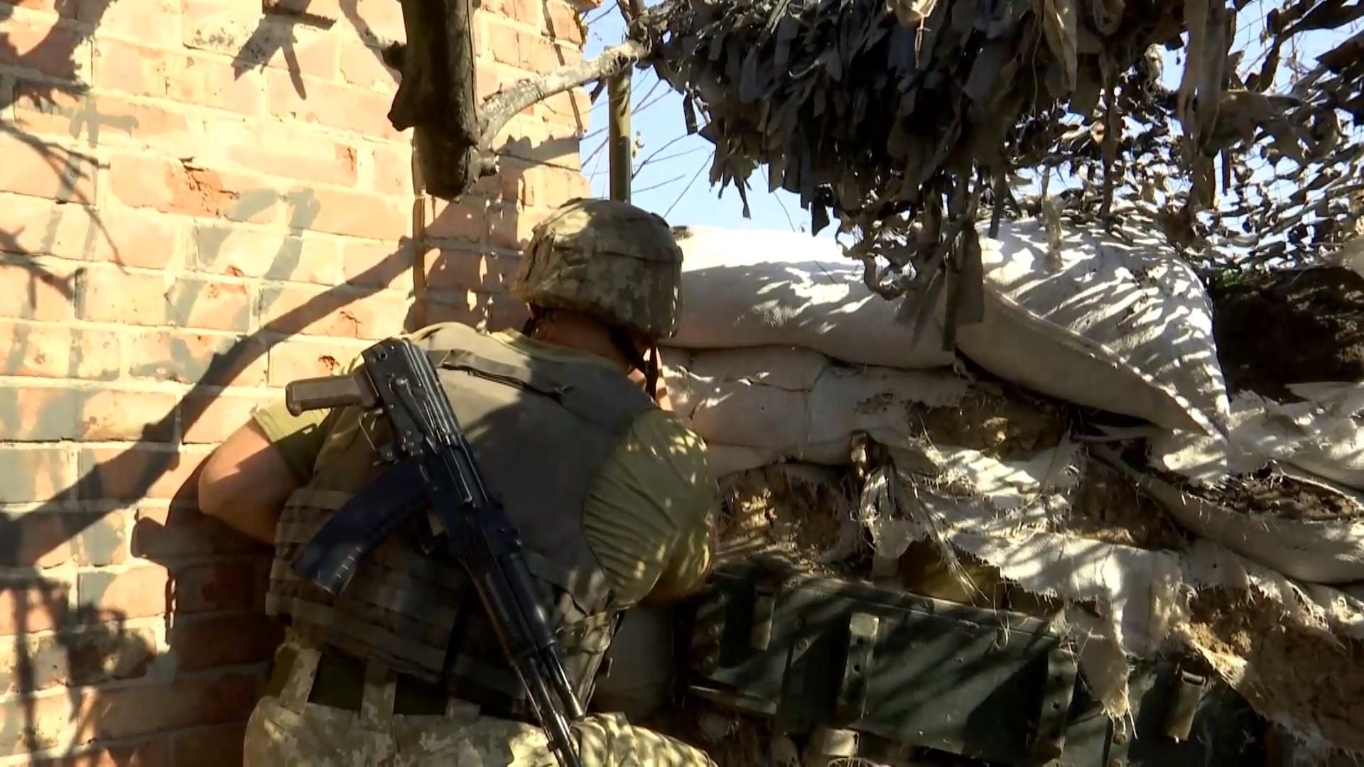 Мощные обстрелы в Марьинке: от пули снайпера погибла военная Мощные обстрелы в Марьинке: от пули снайпера погибла военная