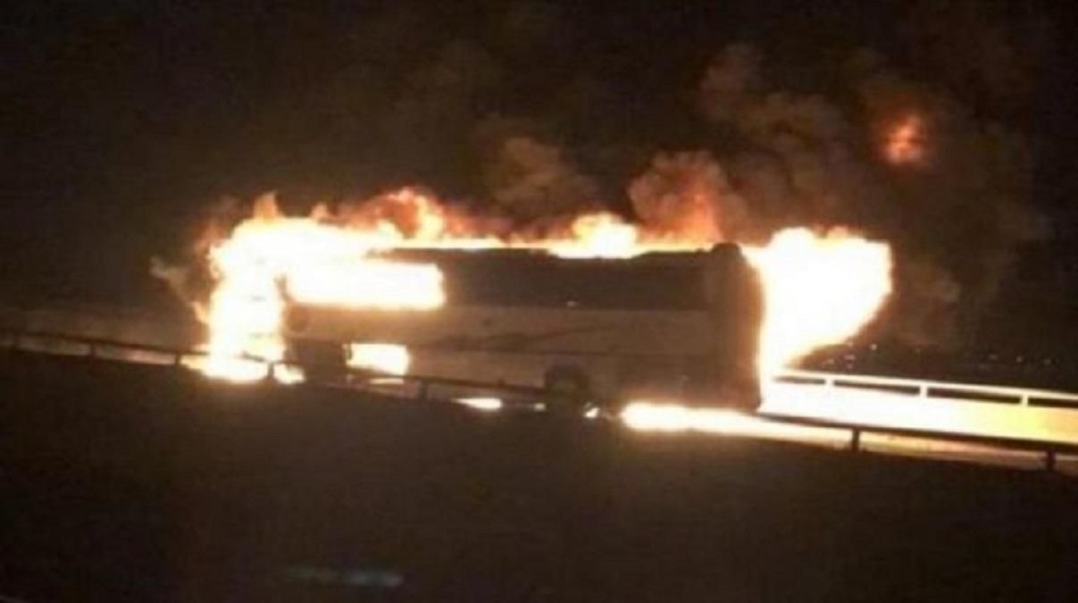 В Саудовской Аравии автобус загорелся в результате ДТП: 35 погибших – фото и видео
