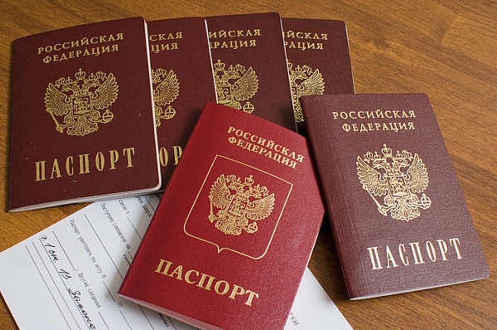 Російська влада продовжує заманювати українців: хоче визнати їх носіями російської мови Російська влада продовжує заманювати українців: хоче визнати їх носіями російської мови