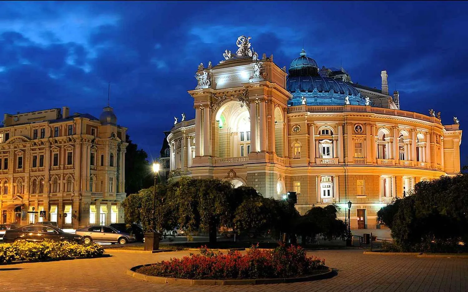Оперний театр вночі по-особливому красивий