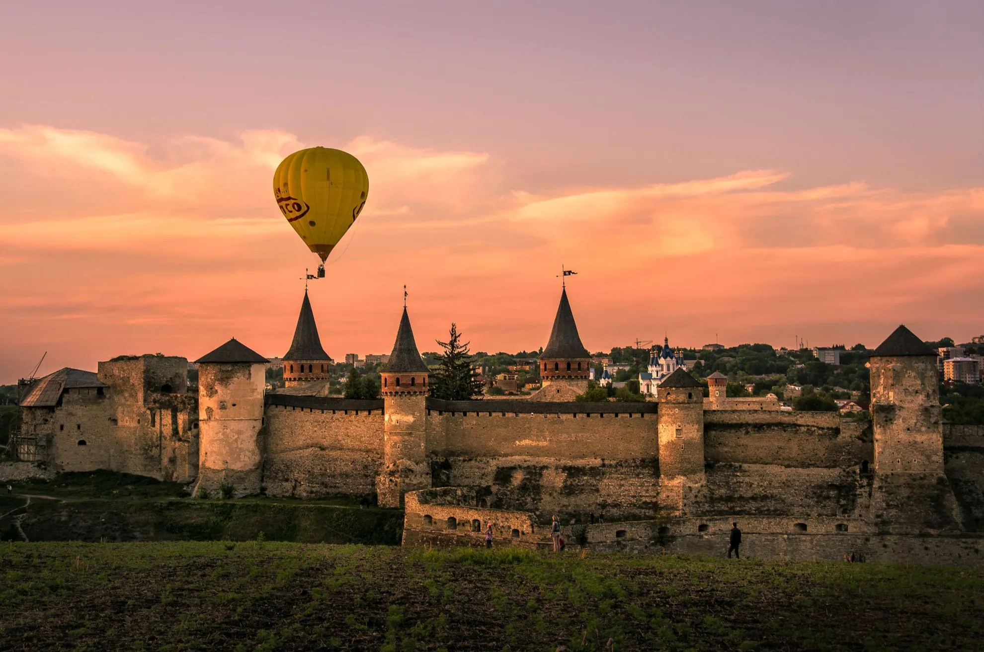 У Кам'янці-Подільському проводиться фестиваль повітряних куль У Кам'янці-Подільському проводиться фестиваль повітряних куль