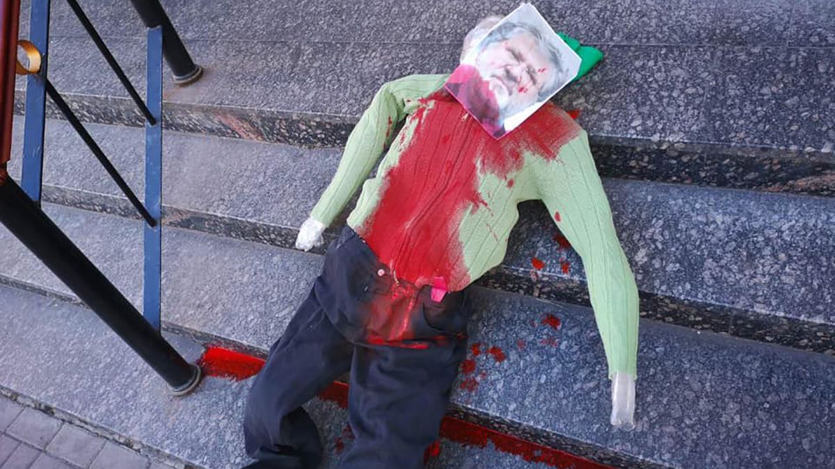 Под синагогой нашли окровавленное чучело Коломойского: фото Под синагогой нашли окровавленное чучело Коломойского: фото