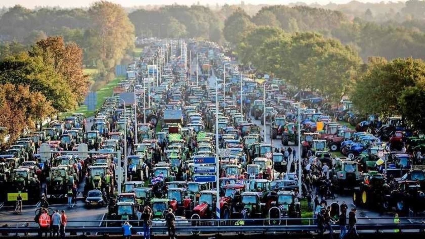 Протест на тракторах: тысячи фермеров парализовали улицы Гааги – фото, видео Протест на тракторах: тысячи фермеров парализовали улицы Гааги – фото, видео