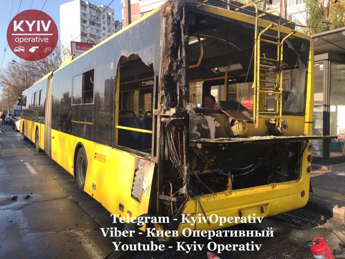 У Києві на ходу спалахнув тролейбус із 40 пасажирами всередині: фото, відео