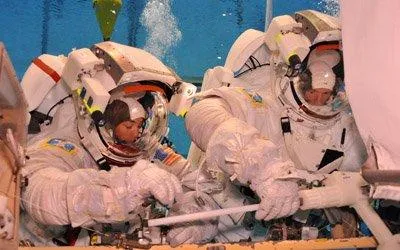 Тренування астронавтів під водою 