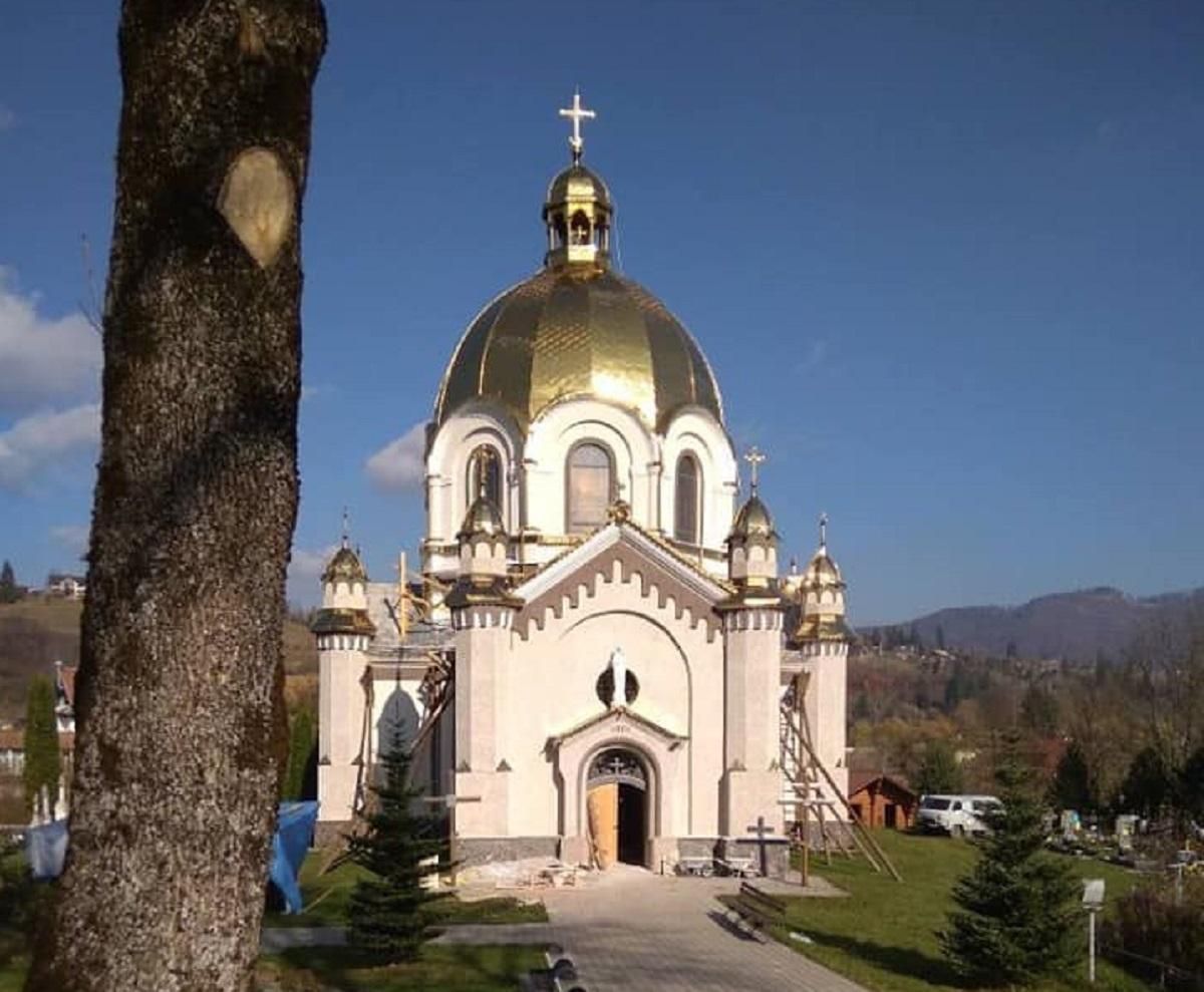 Замість унікальних розписів – російська плитка: як на Львівщині "відреставрували" церкву: фото