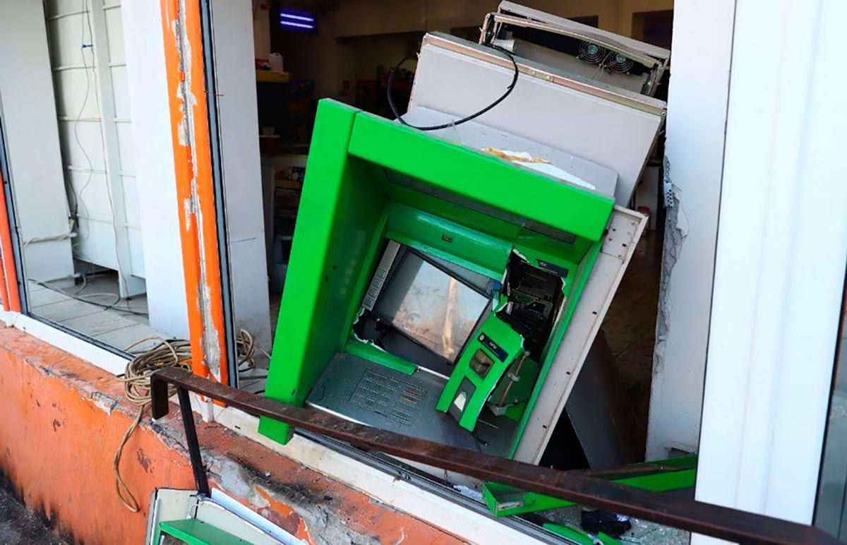 Банкомат "Приватбанку" підірвали у Запоріжжі: фото Банкомат "Приватбанку" підірвали у Запоріжжі: фото