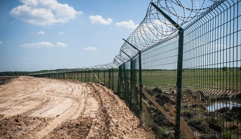 Як на кордоні з Росією виростає стіна
