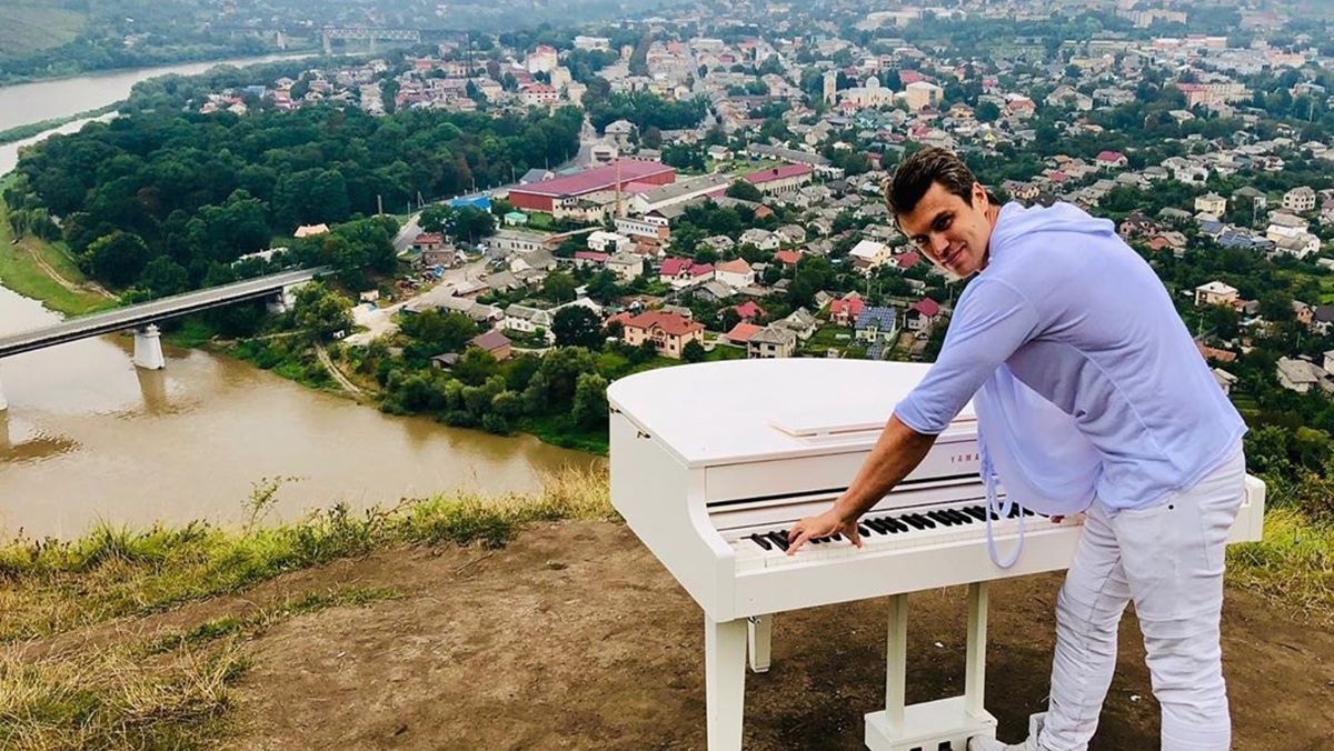 Концерт на вокзале: талантливый пианист Евгений Хмара ошеломил сторонников в Киеве