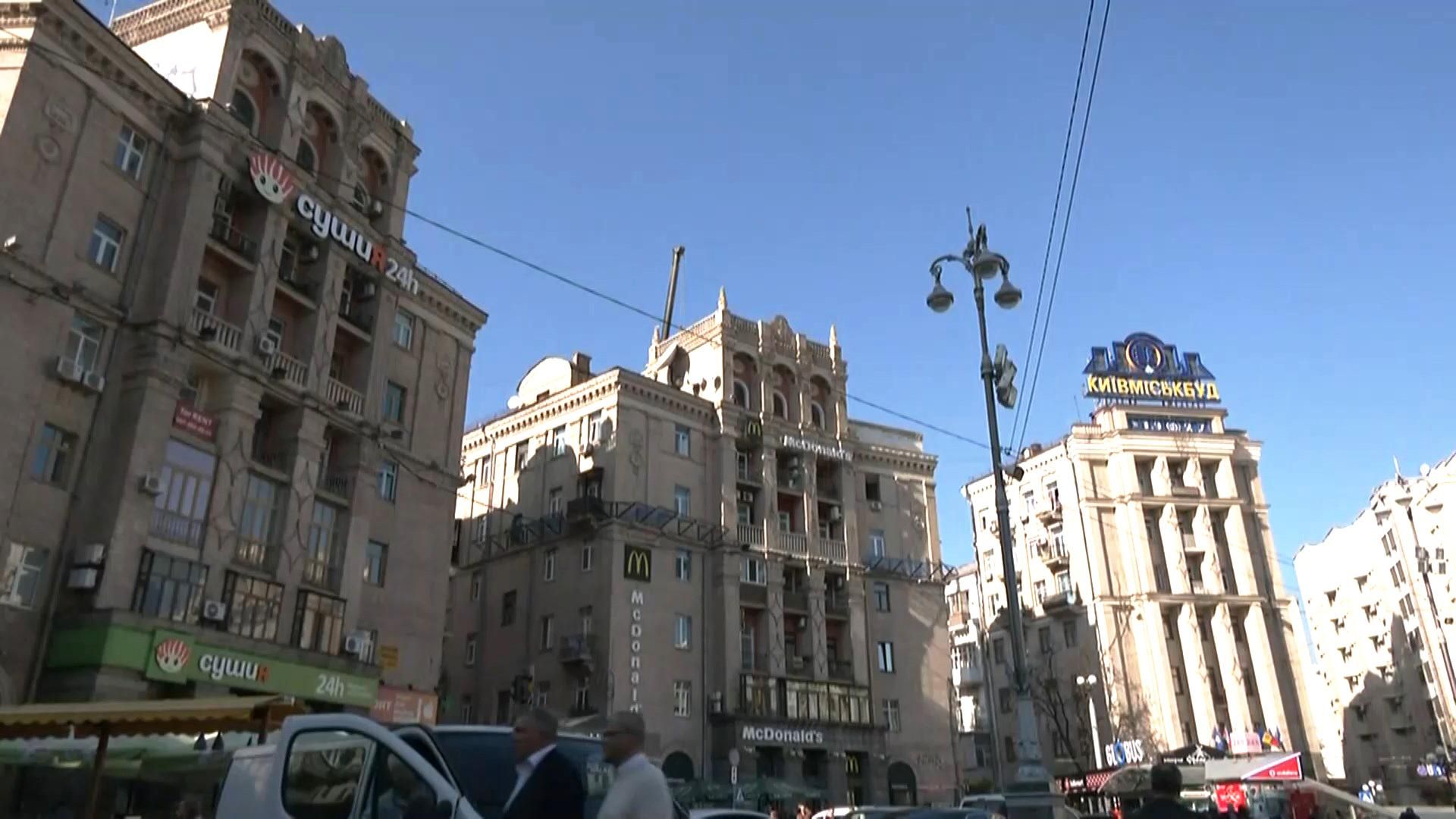 В центре Киева разбирают скандальную надстройку на историческом здании В центре Киева разбирают скандальную надстройку на историческом здании