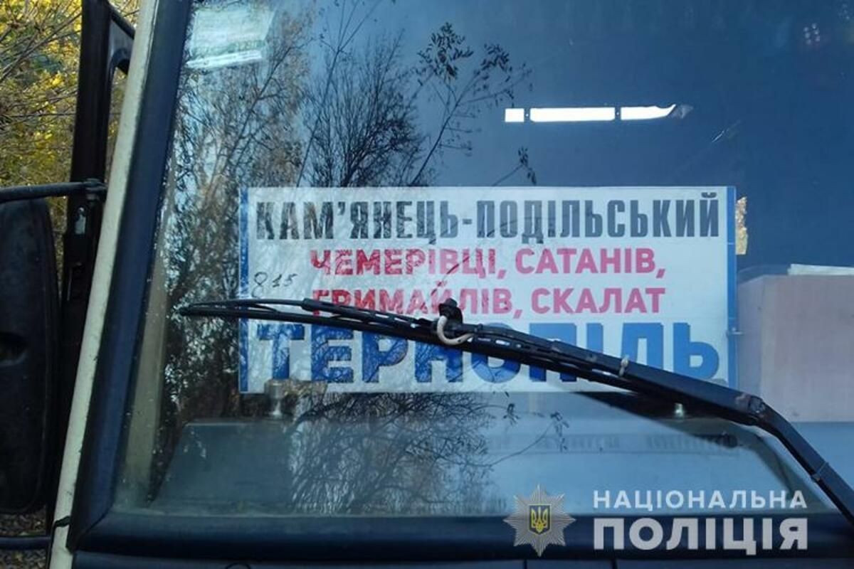 На Тернопільщині дівчинка на ходу випала з автобуса і загинула На Тернопільщині дівчинка на ходу випала з автобуса і загинула