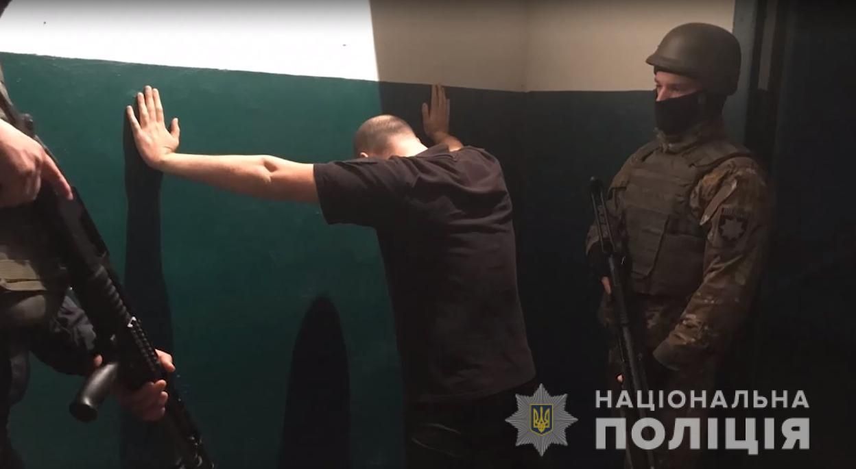 Правоохоронці-конвоїри влаштовували бандитам застілля просто в підвалах суду Правоохоронці-конвоїри влаштовували бандитам застілля просто в підвалах суду