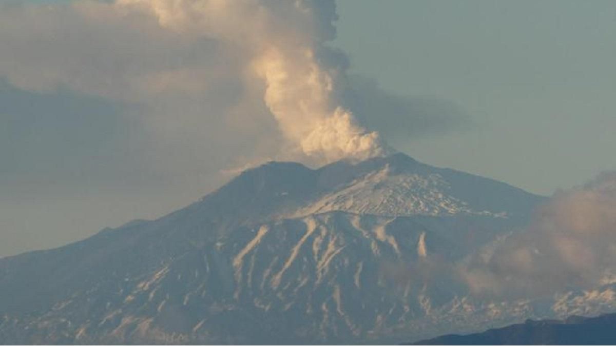 В Італії сталося нове виверження вулкана Етна: влада країни закрила небо в регіоні