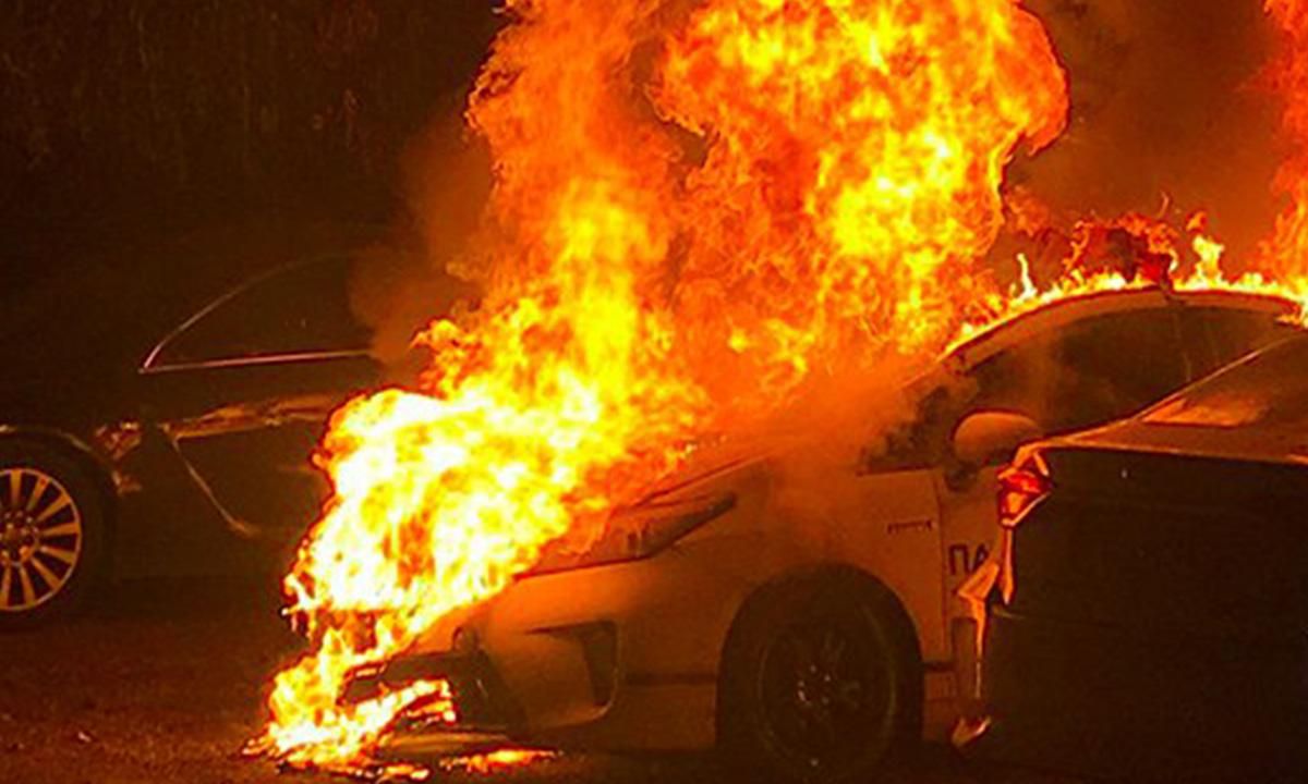 Невідомі дотла спалили авто патрульної поліції: фото Невідомі дотла спалили авто патрульної поліції: фото