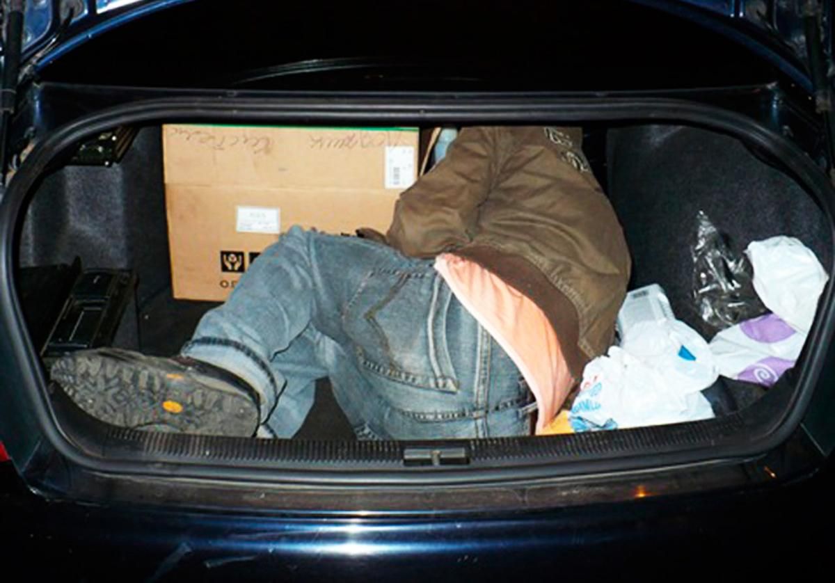 Катували чоловіка і зачинили в багажнику: 2 поліцейським з Київщини оголосили підозру