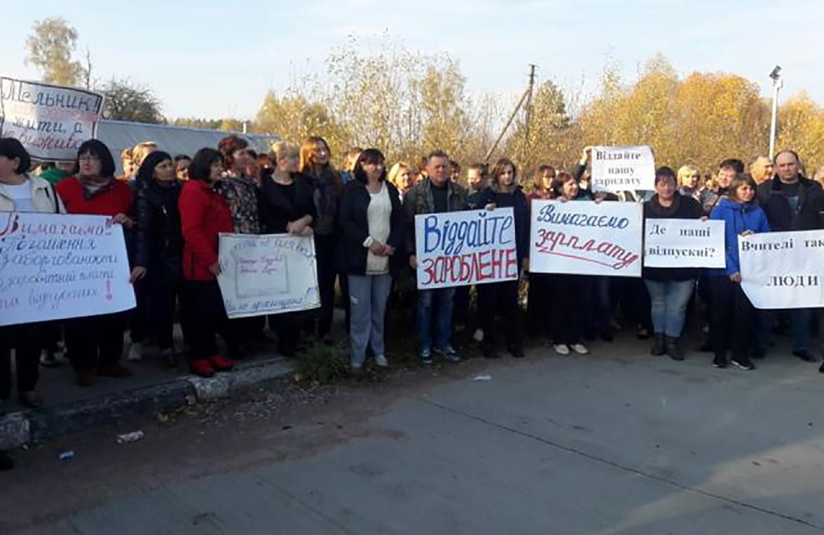 Вчителі перекрили міжнародну трасу на Житомирщині з вимогами виплатити зарплату