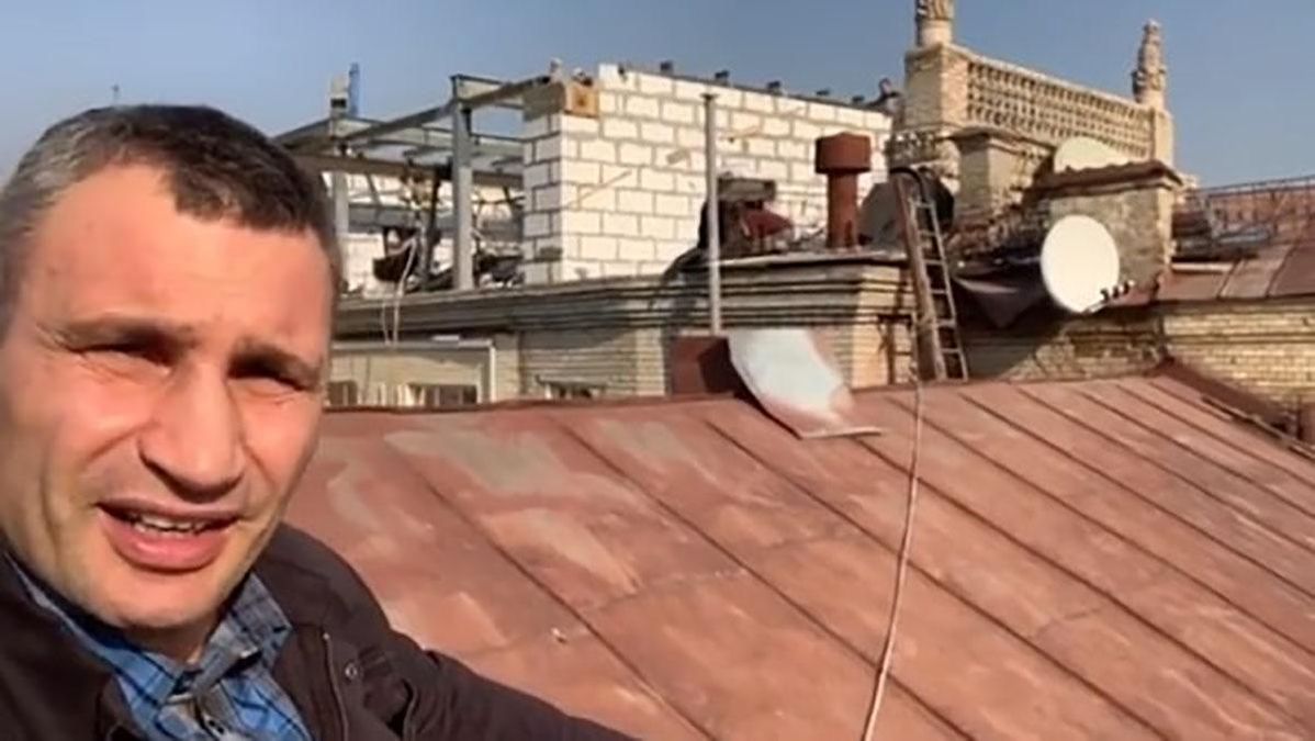 Кличко вылез на крышу дома в центре Киева и записал видео о сносе скандальной надстройки Кличко вылез на крышу дома в центре Киева и записал видео о сносе скандальной надстройки