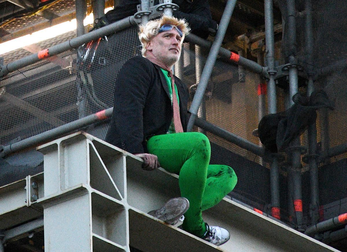 Экоактивист вскарабкался на Биг-Бен в образе премьера Британии: фото и видео Экоактивист вскарабкался на Биг-Бен в образе премьера Британии: фото и видео