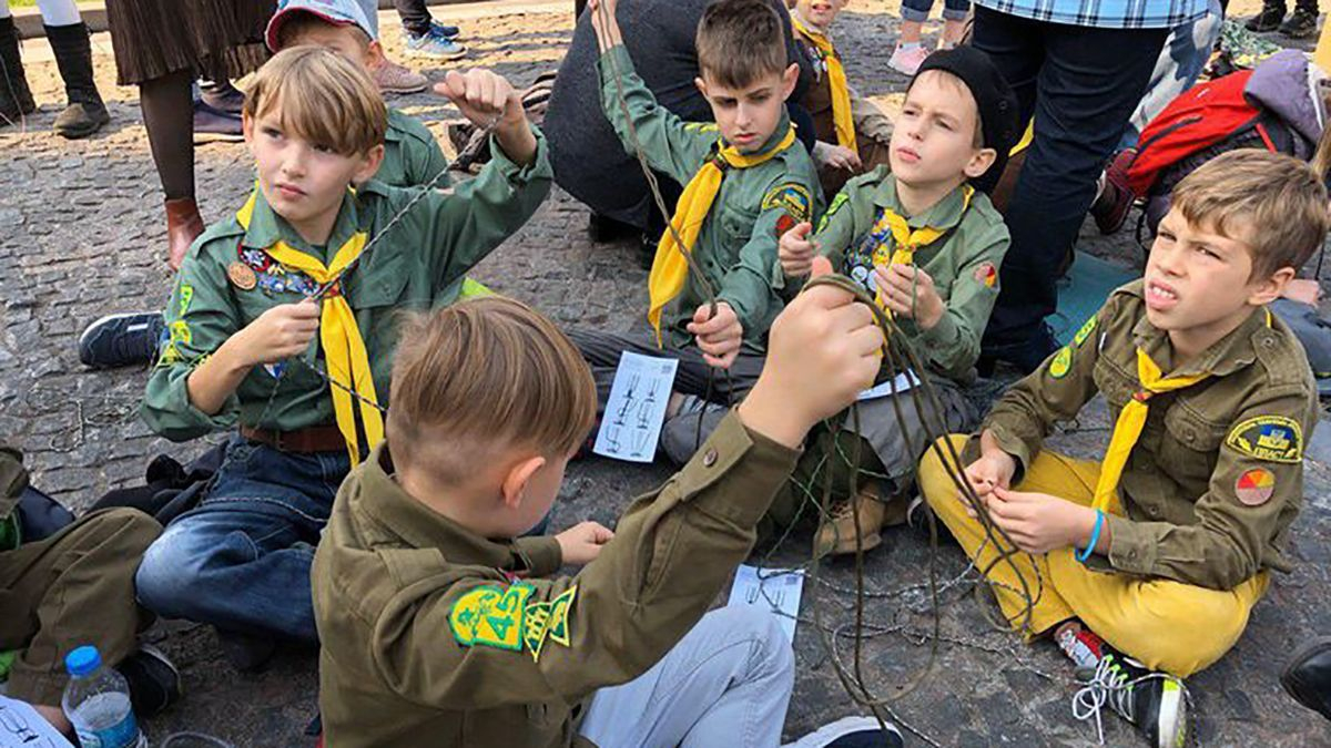В Киеве сплели самый длинный браслет в Украине для военных: яркие фото