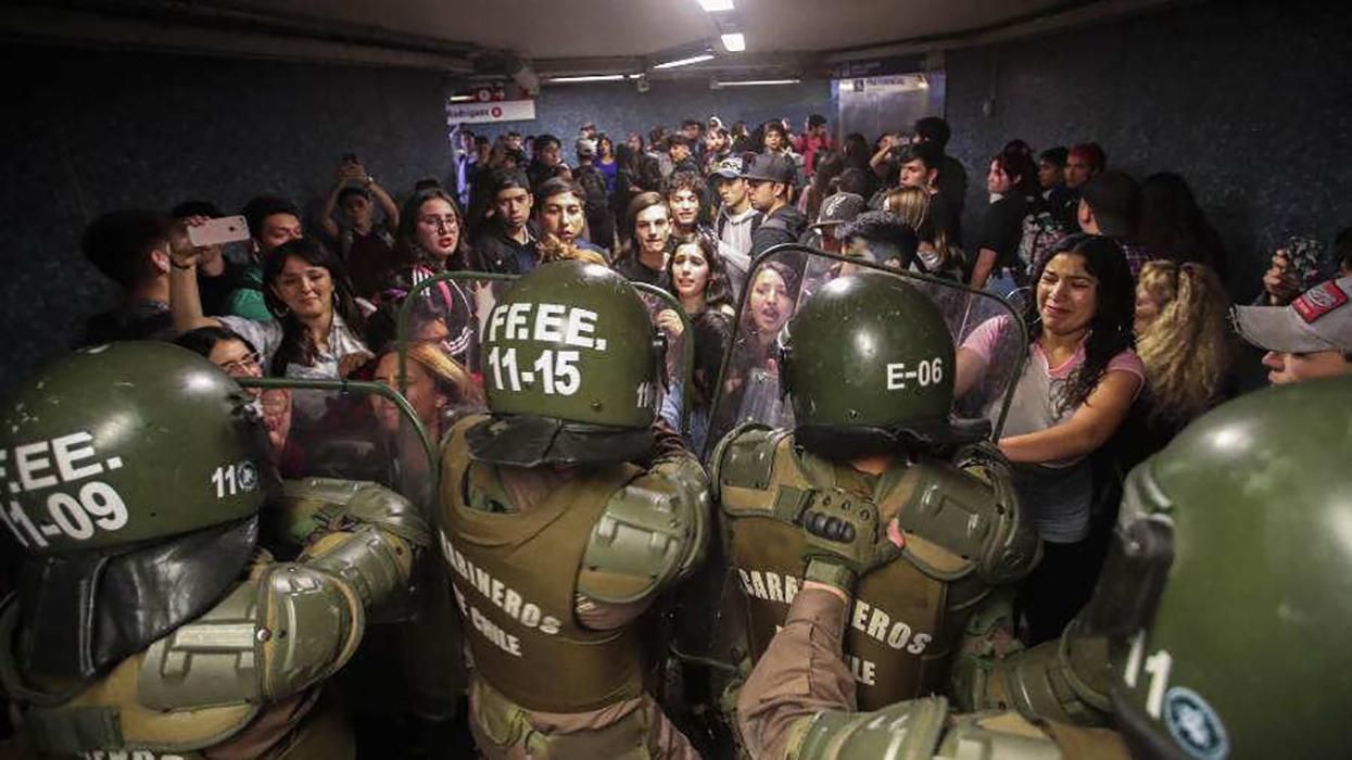 Метро подорожало на 1 гривну: в столице Чили – массовые протесты, объявили ЧП