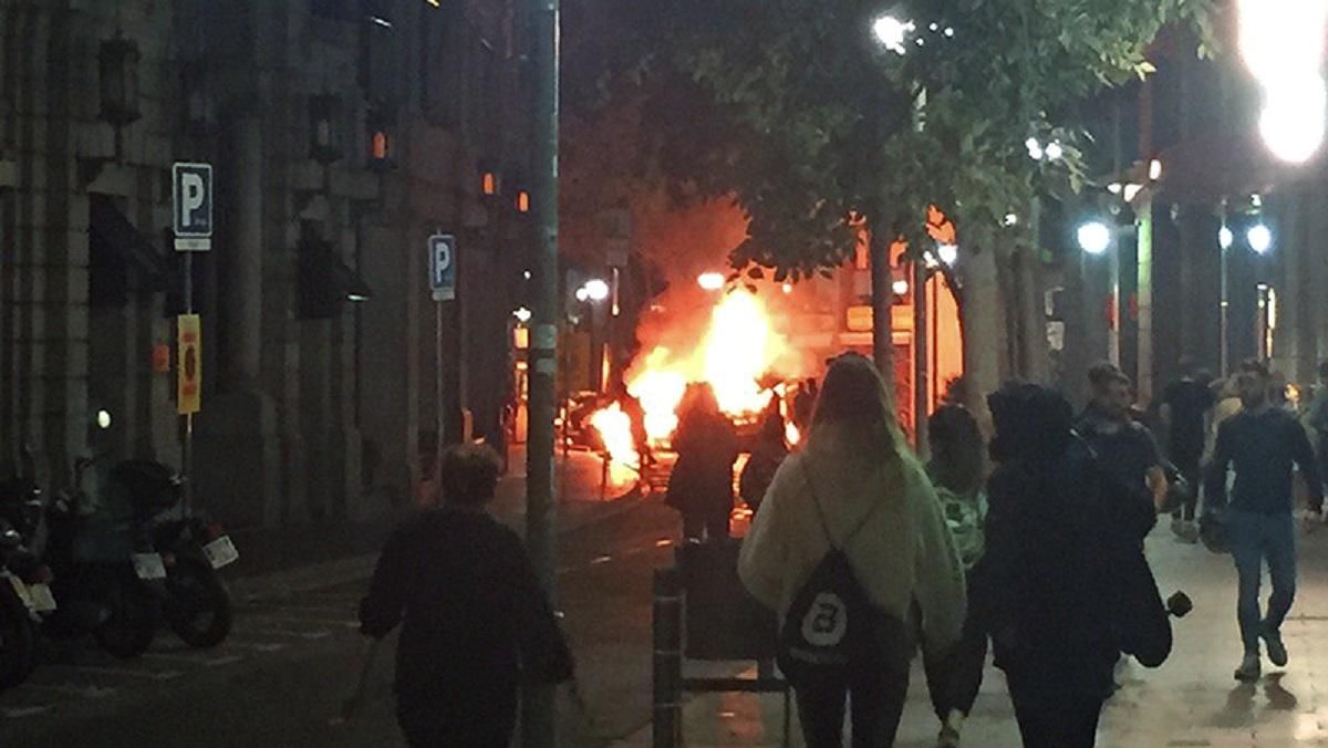 У Барселоні поліція застосувала гумові кулі для розгону демонстрантів У Барселоні поліція застосувала гумові кулі для розгону демонстрантів