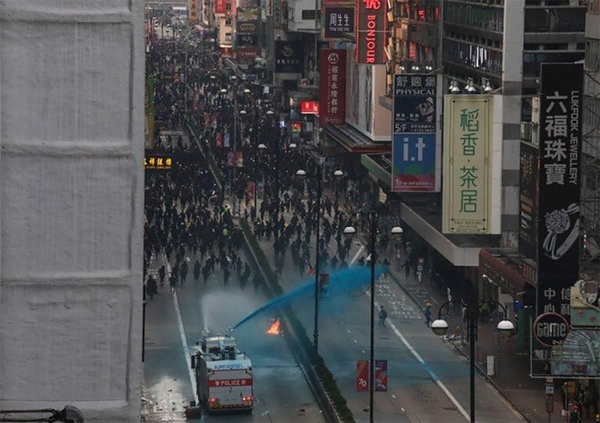 Протести у Гонконгу: поліція розігнала масовий марш – відео