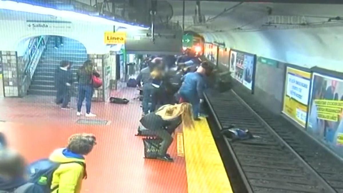 Жінка впала на колію метро через непритомного чоловіка: шокуюче відео