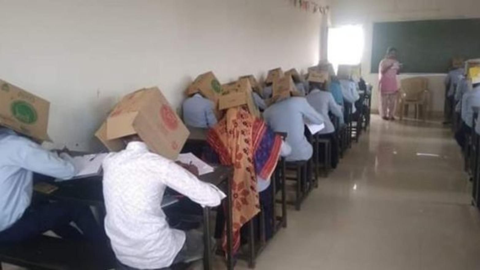 Щоб не списували: студентів в Індії змусили складати іспит з коробками на голові (фото)