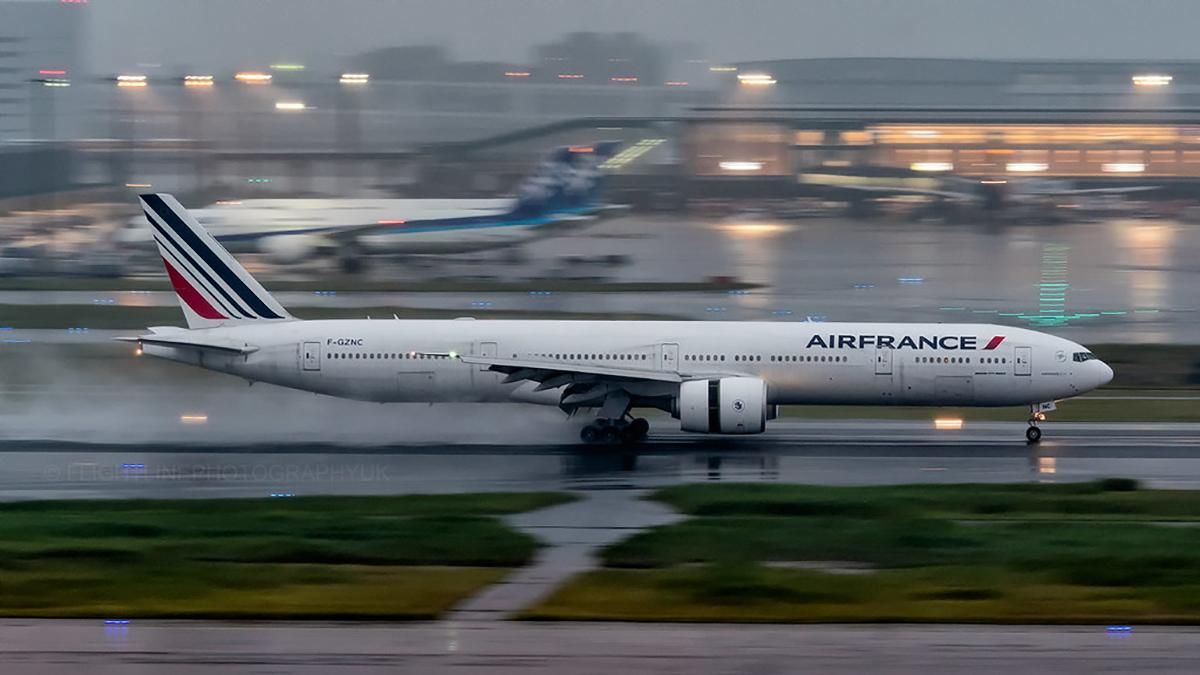 У Японії літак з високопоставленими гостями здійснив екстрену посадку У Японії літак з високопоставленими гостями здійснив екстрену посадку