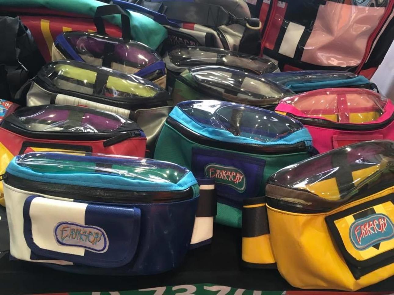 Українка переробляє рекламні банери на ексклюзивні сумки: вражаюче відео Українка переробляє рекламні банери на ексклюзивні сумки: вражаюче відео