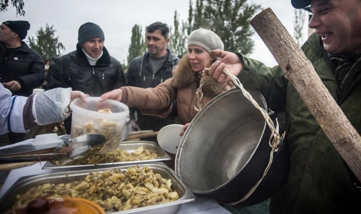 Росіяни відрами розібрали смажену картоплю на ярмарку: промовисті фото