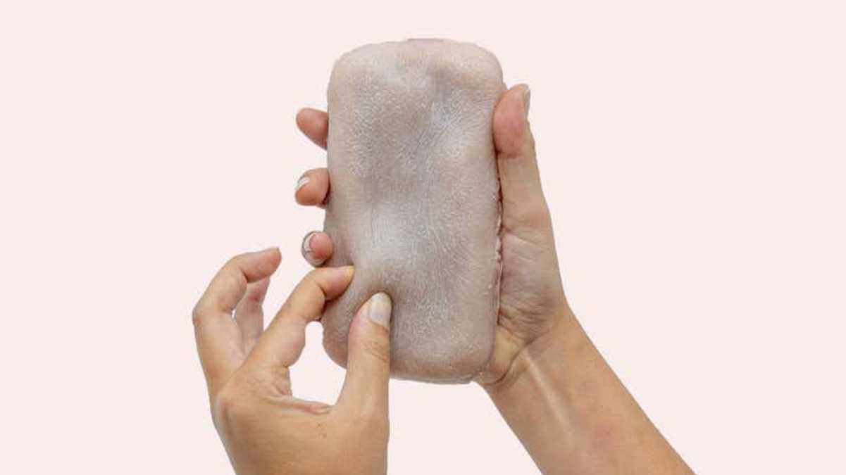 Живой смартфон: создали чехол из искусственной кожи, который реагирует на прикосновения