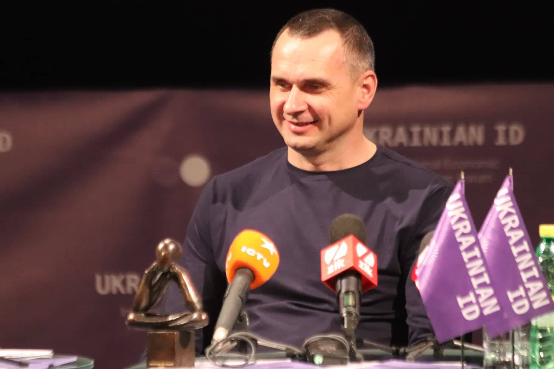 Сенцову вручили премію Ukrainian ID Award: як це було – фото і відео Сенцову вручили премію Ukrainian ID Award: як це було – фото і відео